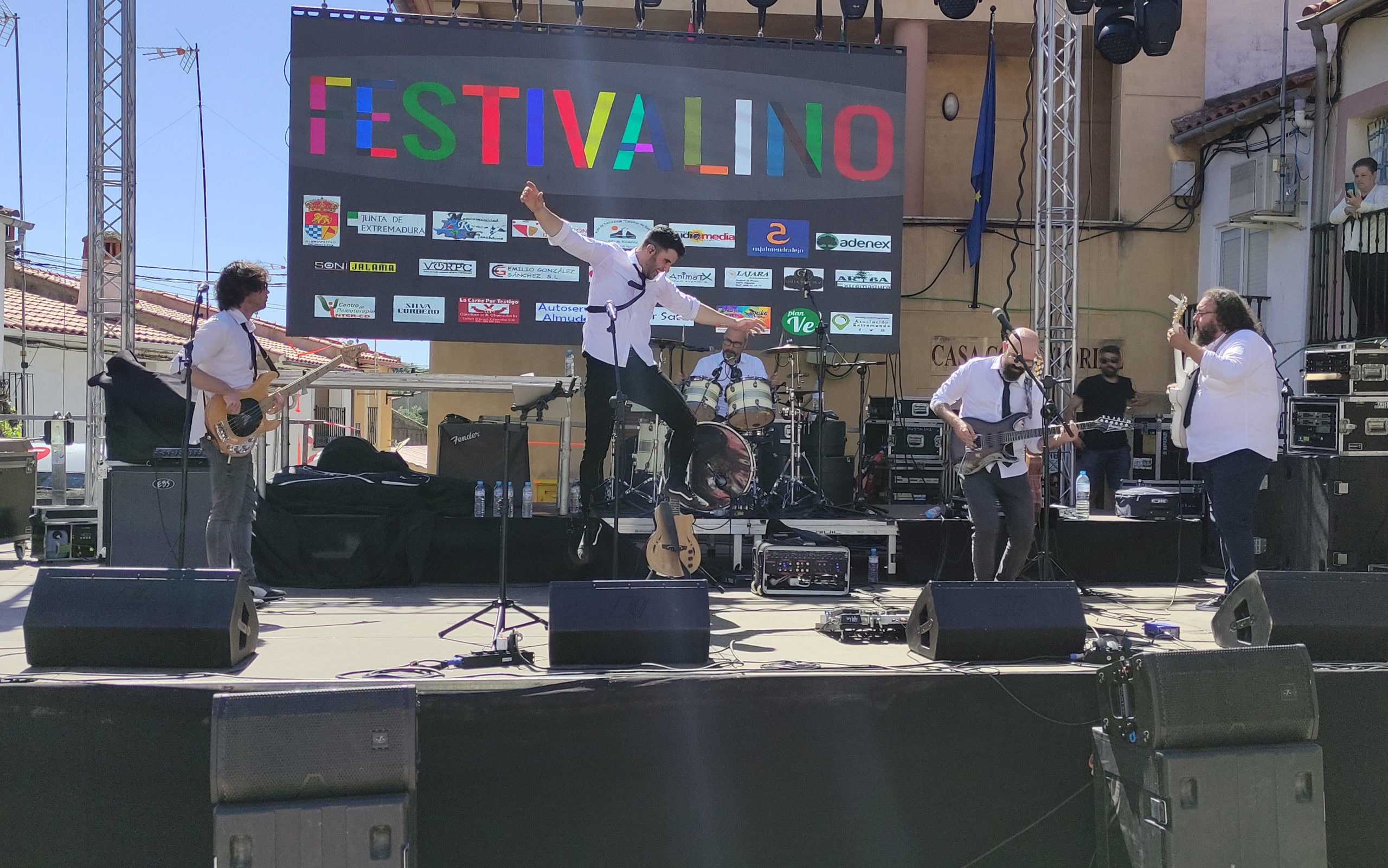 DISCOPLAY ARRASA EN EL FESTIVALINO CON SUS CLÁSICOS DE LOS 80 HASTA LA ACTUALIDAD